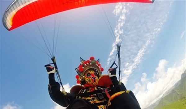 4200米高空展示川剧变脸 成都滑翔伞“发烧友”摘得飞行节银牌