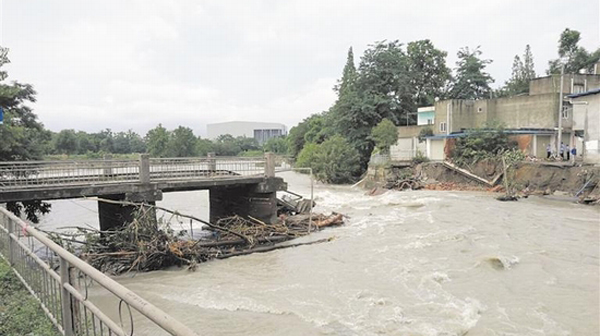 成都清水河马家场70余年老桥垮塌 232人紧急撤离无人伤亡