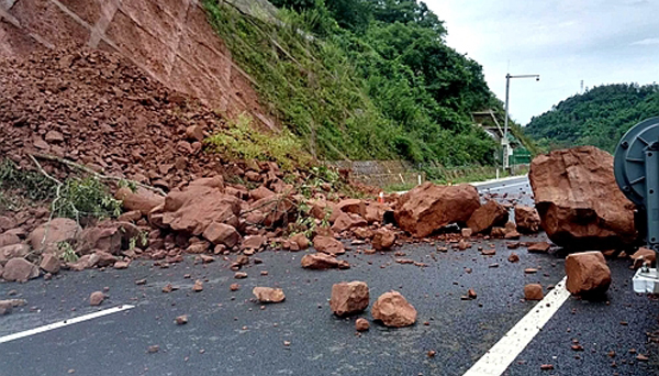 雅康高速再遇滑坡塌方 交通管制仍在继续