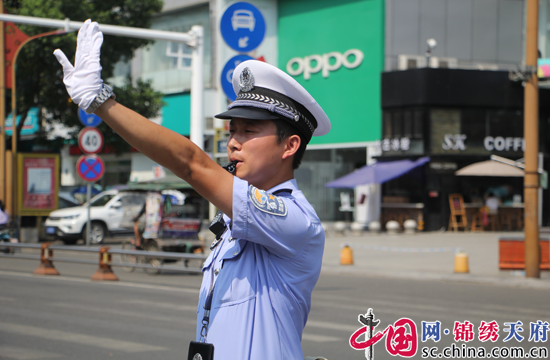 高温下的射洪交警:用汗水诠释责任与担当