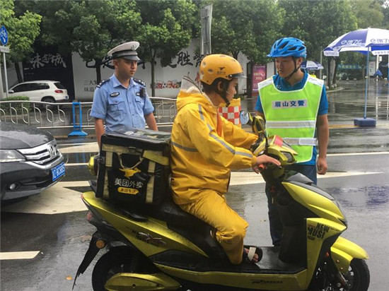 交警与送餐小哥互换身份会是怎样的情景