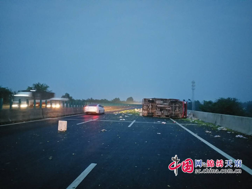 一滿載水果的貨車爆胎側(cè)翻，多部門聯(lián)合救援