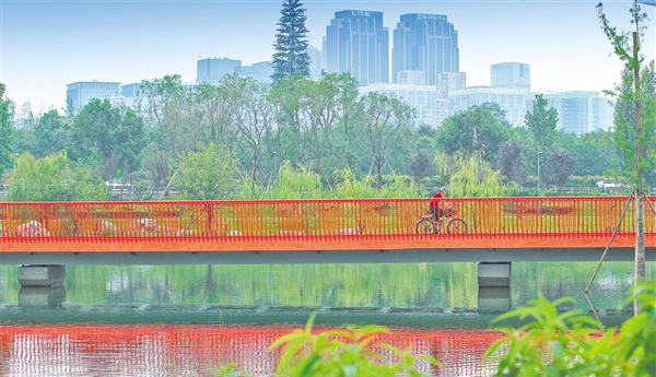 成都：锦城绿道最美水上钢桥 锦城湖亲水栈桥月底完工