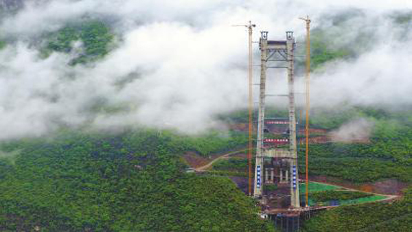 在243米高处 感受山间清凉与建设火热