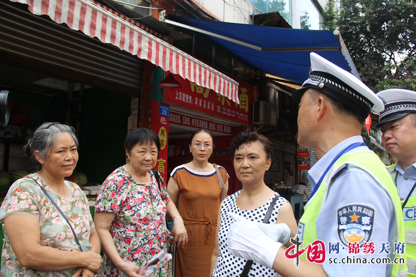 遂寧市公安局交警支隊聯合多部門開展農貿市場亂象整治