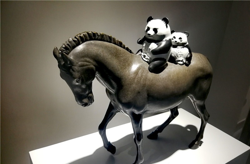 传播“熊猫文化” 国内首家熊猫国际艺术中心在蓉开馆