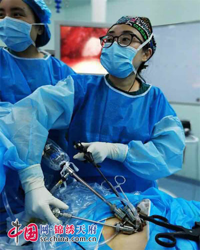 南充市中心医院妇科成功开展单孔多筋膜腹腔镜