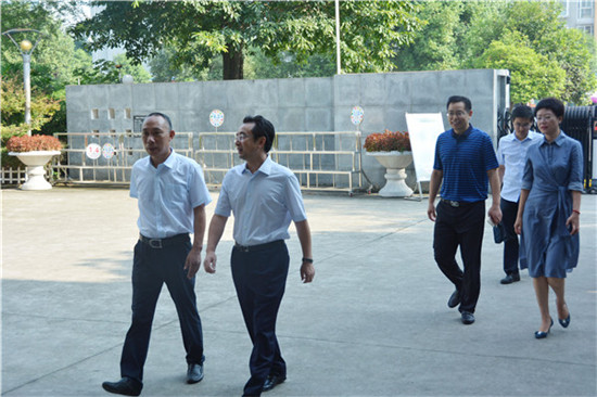 教育局机关党委书记李筱梅等相关人员的陪同下走进新都香城小学进行