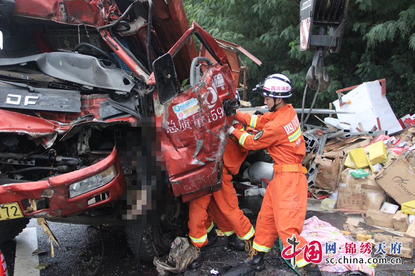 成南高速凌晨發(fā)生連環(huán)車禍 遂寧消防緊急救援