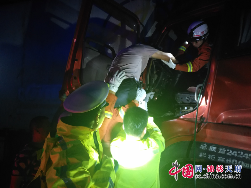 成南高速20小時發生3起車禍 遂寧消防緊急救援