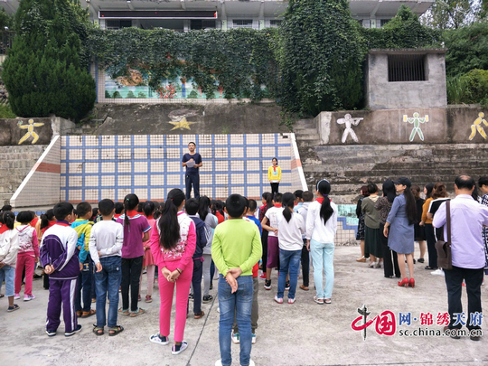 南江县东榆镇石矿小学开展教育惠民政策宣讲活动