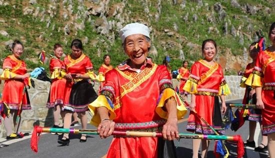 中秋佳节 宣汉“千人巴人钱棍舞”嗨翻巴山大峡谷