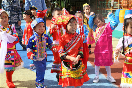 祖国妈妈的生日就要到了,孩子们准备了什么样的生日礼物呢?孩子们用灵巧的双手,制作出了特别的礼物——国旗、环保袋、扇子,来表达对祖国妈妈的热爱。 庆国庆活动就这样温暖的结束啦!有升旗、有列队、有唱歌、有表演、有制作。相信节日需要这样的仪式感,才会使大家的情感在具有仪式感的环境中表现的更加淋漓尽致。(孙林馨)