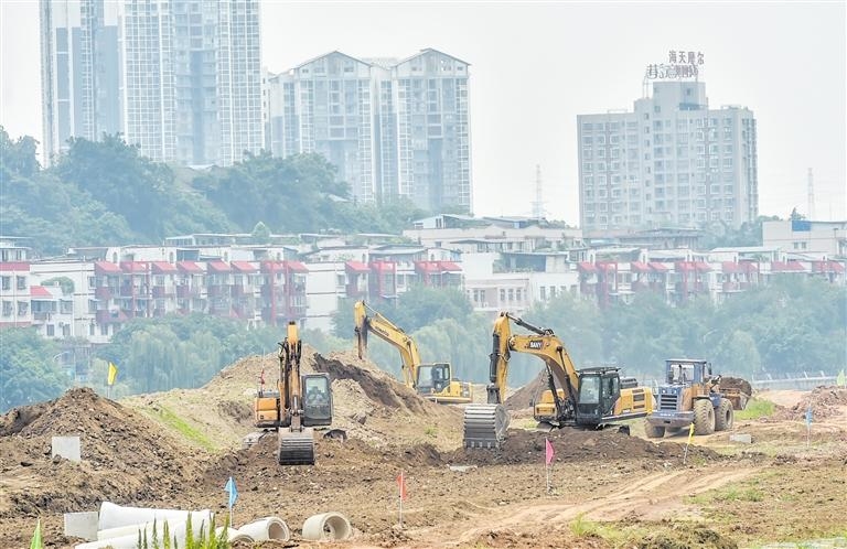 成都“东进”建设项目现场：坚守岗位，谱写劳动者之歌