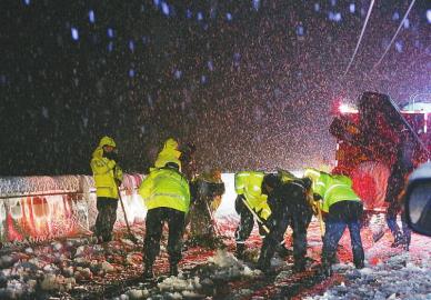 多部门彻夜奋战 折多山路段恢复双向通行