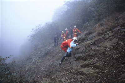 结伴爬山误入“歧途” 救援人员悬索救下她们