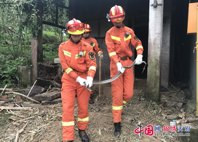 國慶期間，農(nóng)戶家中出現(xiàn)近2米大蛇，消防官兵保平安