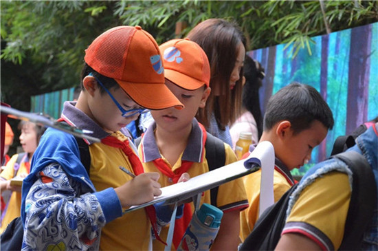 东城根街小学学生参观大熊猫 开启寻亲记研学