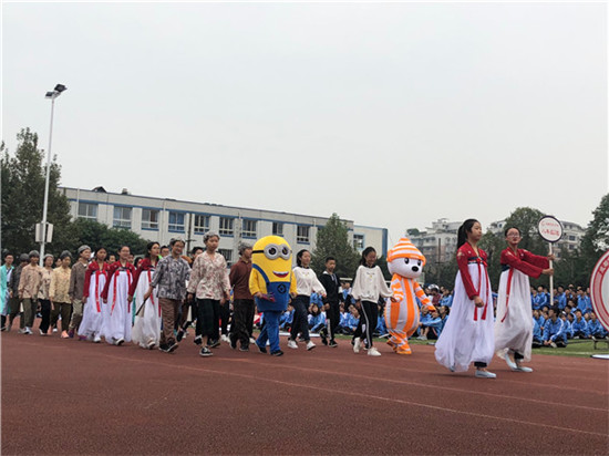 成飞中学两千余名学生齐聚操场 同台竞技