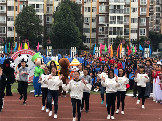 成飞中学两千余名学生齐聚操场 同台竞技