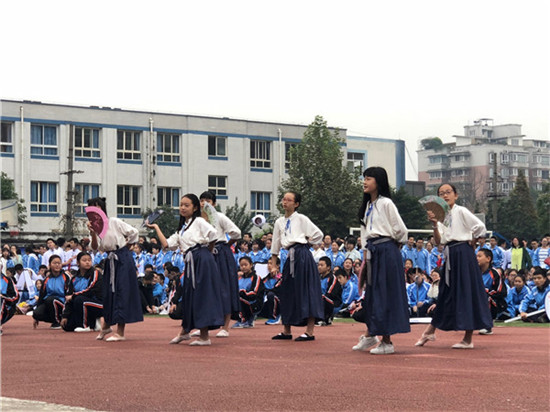 成飞中学两千余名学生齐聚操场 同台竞技