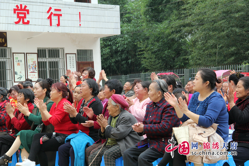 重阳节,遂宁经开区在贫困村—联升村举行文艺汇演,为村民送去欢乐