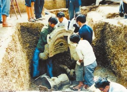 三星堆遗址内大面具出土.(资料图片)