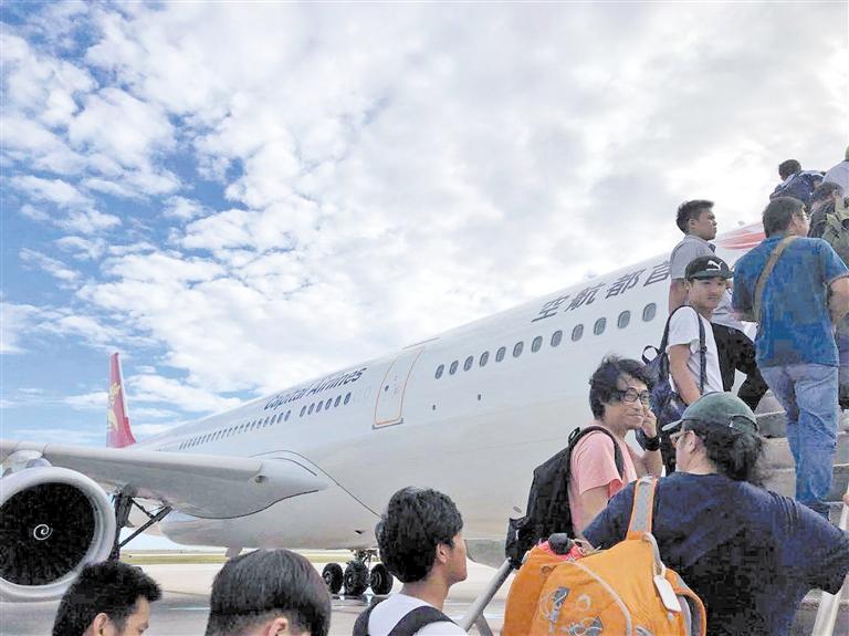 川航包机降落塞班国际机场 滞留塞班中国游客