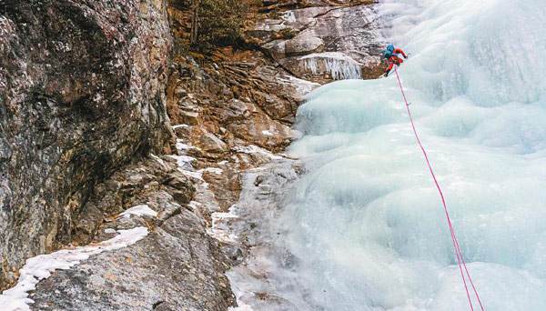 挑战300米大冰瀑 中外探险家“打卡”四姑娘山“极致之美”