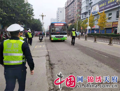 公交车在马路中间抛锚 南充蓬安交警化身为"推车侠"