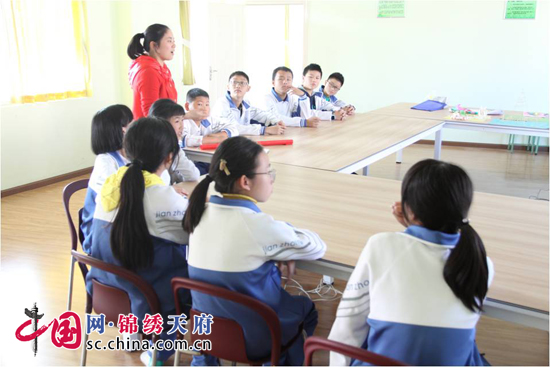 简阳中学心理中心开展绘画及园艺团体心理辅导课