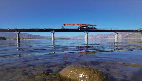 川藏铁路拉林段第一座跨雅鲁藏布江大桥铺轨