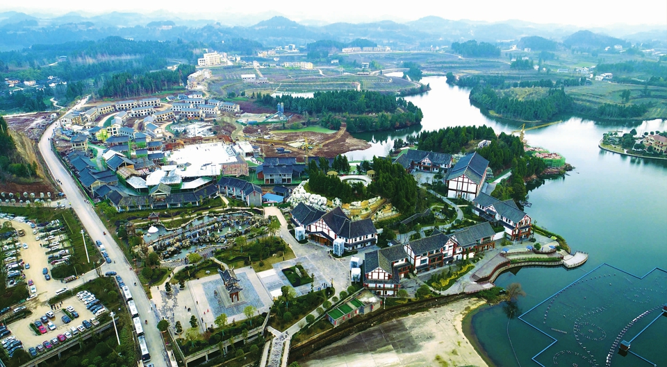 正在加紧建设的八尔湖八仙文化广场.张力 摄