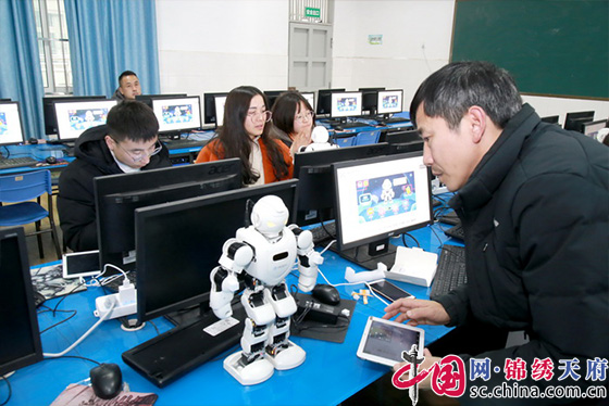 简阳市教育局开展中小学人工智能机器人教育培
