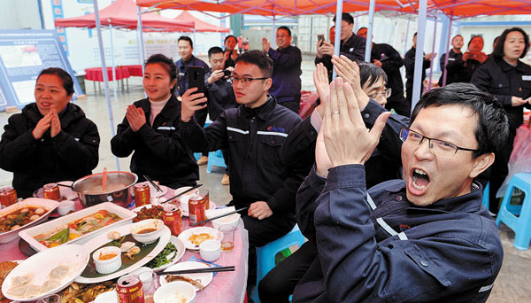 吃完团年饭 甩开膀子继续干