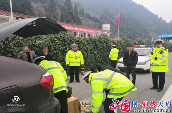 射洪：一男子被挾持 幸遇交警執(zhí)勤被解救