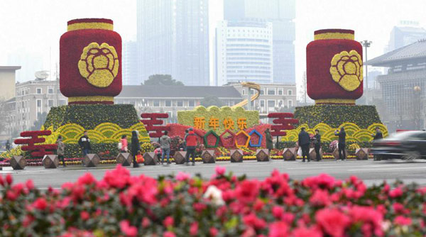 成都天府广场：鲜花簇拥 游客拍照留念