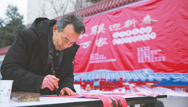 83岁成都农民手写春联上万副 “大家越重视春节，就证明日子越红火”