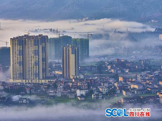 图为2月3日早晨,雅安雨城区大兴镇上空现平流雾奇观.