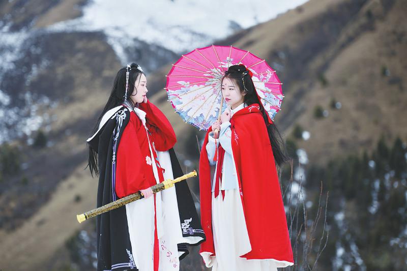 春节假期穿着汉服去旅行 到哪儿都是诗意风景