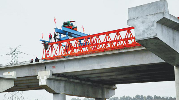 成都天府国际机场高速公路建设采用先进设备架设高架桥梁