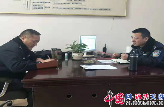 射洪公安交警大隊大隊長黃維軍督導(dǎo)檢查農(nóng)村道路交通管理工作