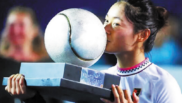 川大学子首夺WTA女单冠军 成为第9位登顶该项赛事的中国金花