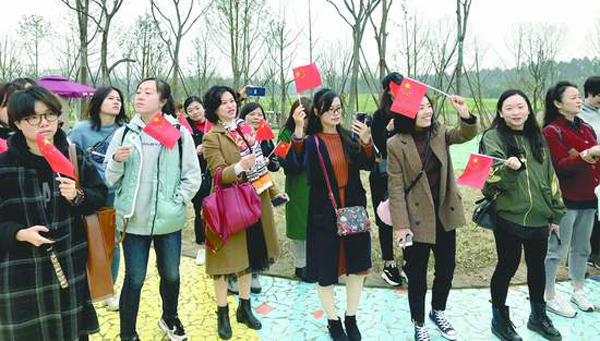 成都江家艺苑玩三八节“快闪” 百名女记者唱响《我和我的祖国》