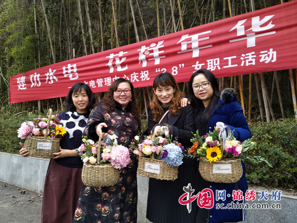 三八节,川中油气矿水电管理中心30名女职工体验插花