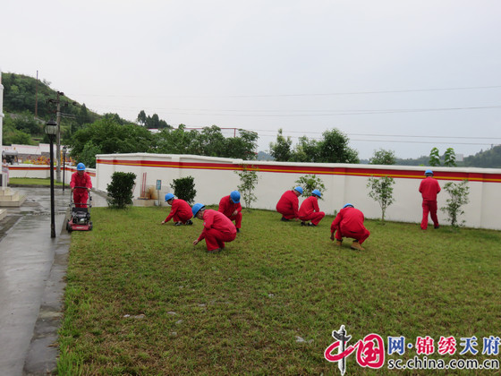 學(xué)雷鋒，黨員突擊隊在行動