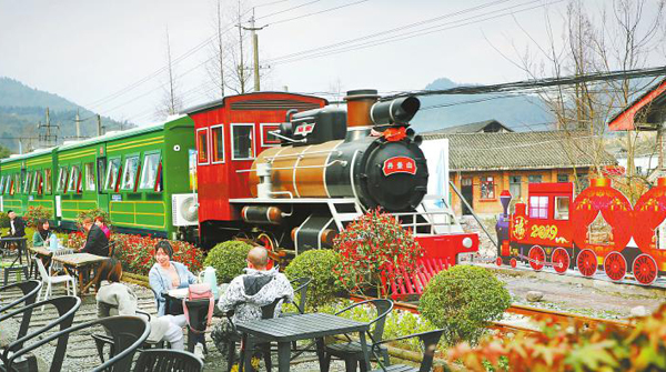 成都彭州：春天开来的小火车吸引众多游客前来体验