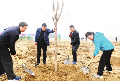 当天,德阳市在旌阳区黄许镇鹿鹤路与滨河路交会处举行2019年春季义务