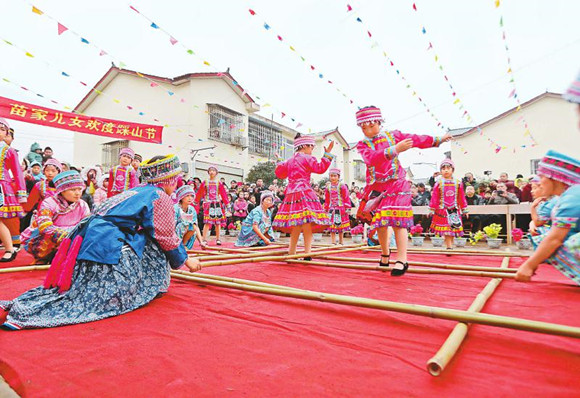 泸州苗族男女跳起竹竿舞喜庆“踩山节”