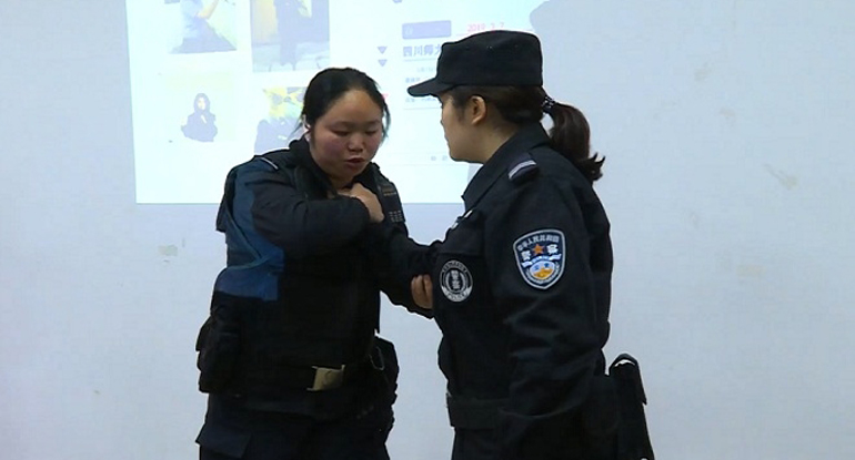成都女民警送三八節禮包 教女性安全防範